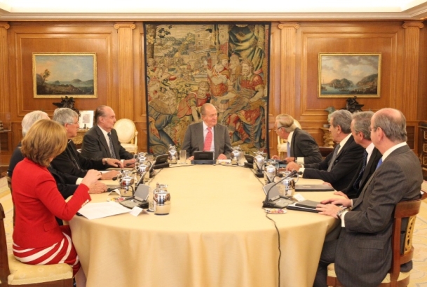 Su Majestad el Rey durante la reunión con los miembros del Patronato del Real Colegio de San Clemente de los Españoles en Bolonia